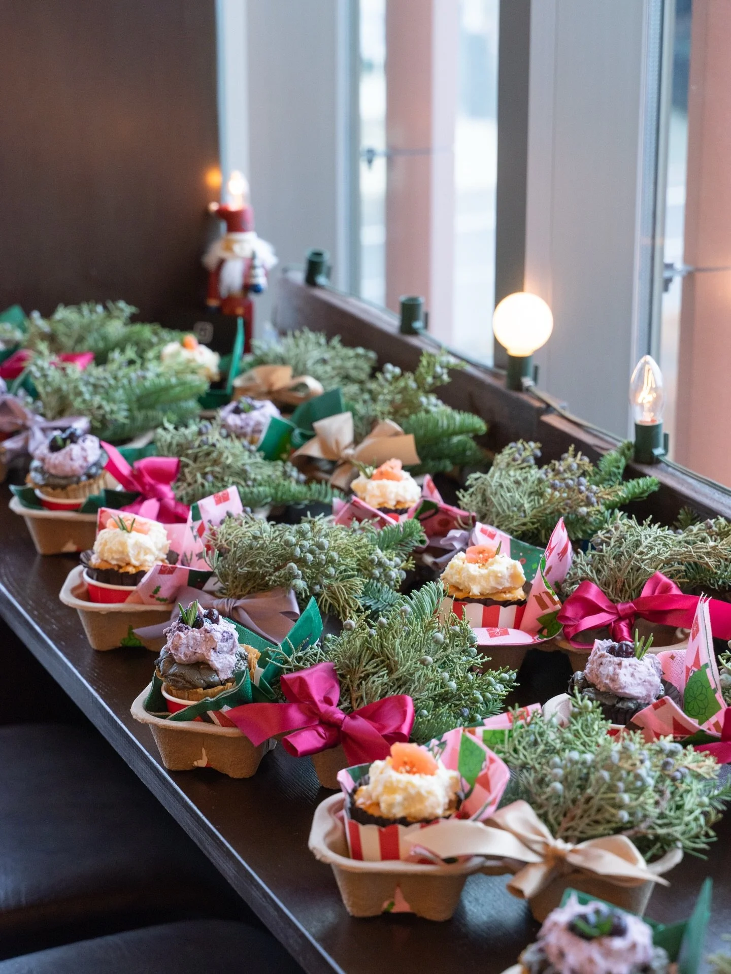 12/25 Christmas giving 

ご来店いただいた皆様、ありがとうございました😊
今年の営業は、12/28（日）までとなります。
お気をつけてお越しください🥞

【THE BASE Anniversary sweets】
● 場所：中軽井沢駅2階
〒389-0111長野県北佐久郡軽井沢町長倉３０３７&minus;１８くつかけテラス2F
● 営業時間：11:00-17:00（11月より11:00-16:00）
● 営業日：火曜定休（11月より、火曜・水曜定休。臨時休業などは、I