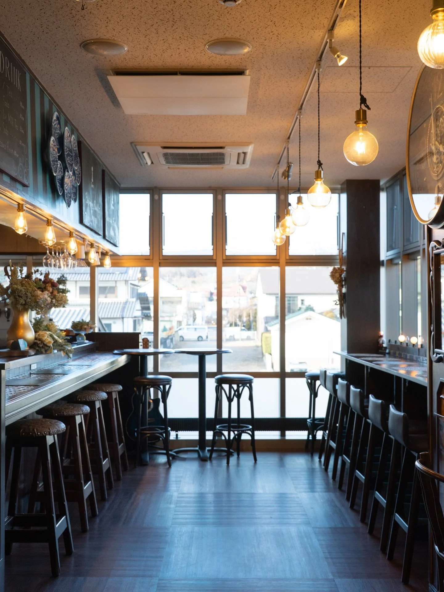 店内の様子

お席は18席ほどございます。
お昼は外の景色がとっても綺麗ですので、ぜひお外を見ながら、スイーツをお楽しみください🧁

Inside the Shop

We have approximately 18 seats available.
During the day, the view outside is absolutely beautiful, so please enjoy your sweets while taking in the scenery! 🧁

【THE