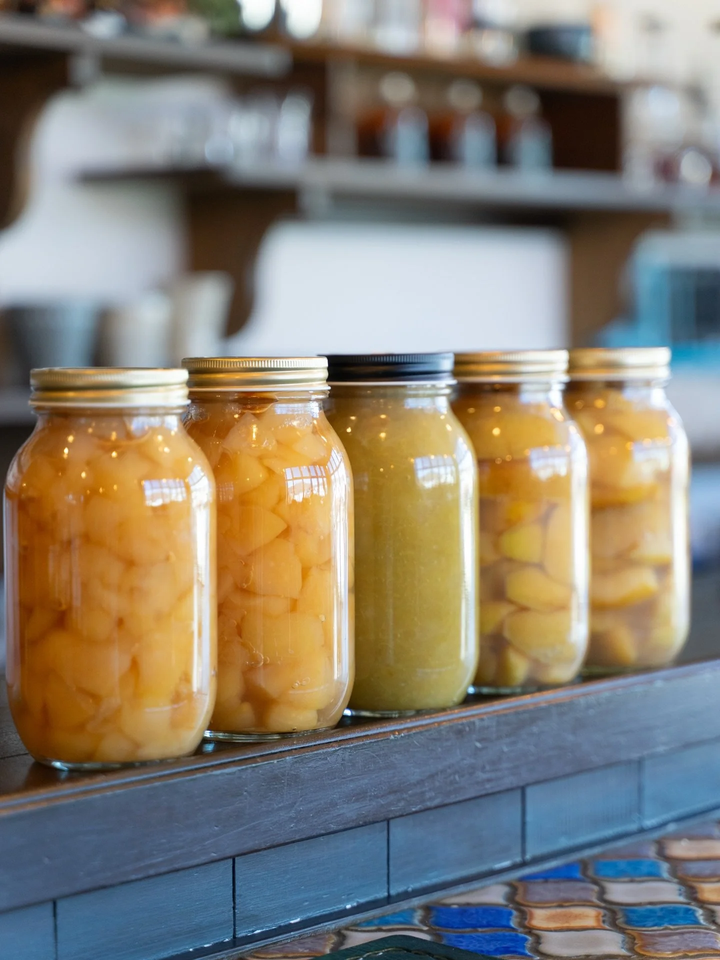 りんご🍎

THE BASEのスイーツは、旬のフルーツを中心としたスイーツをご提供しております。
秋から冬にかけては、りんごがとっても豊富に揃う長野県。
コンポート、ジャム、皮付きコンポート、素のりんごを様々な形にして表舞台へ🍎

Apples 🍎

THE BASE offers desserts made primarily with seasonal fruits.
From autumn through winter, Nagano Prefecture boasts an inc