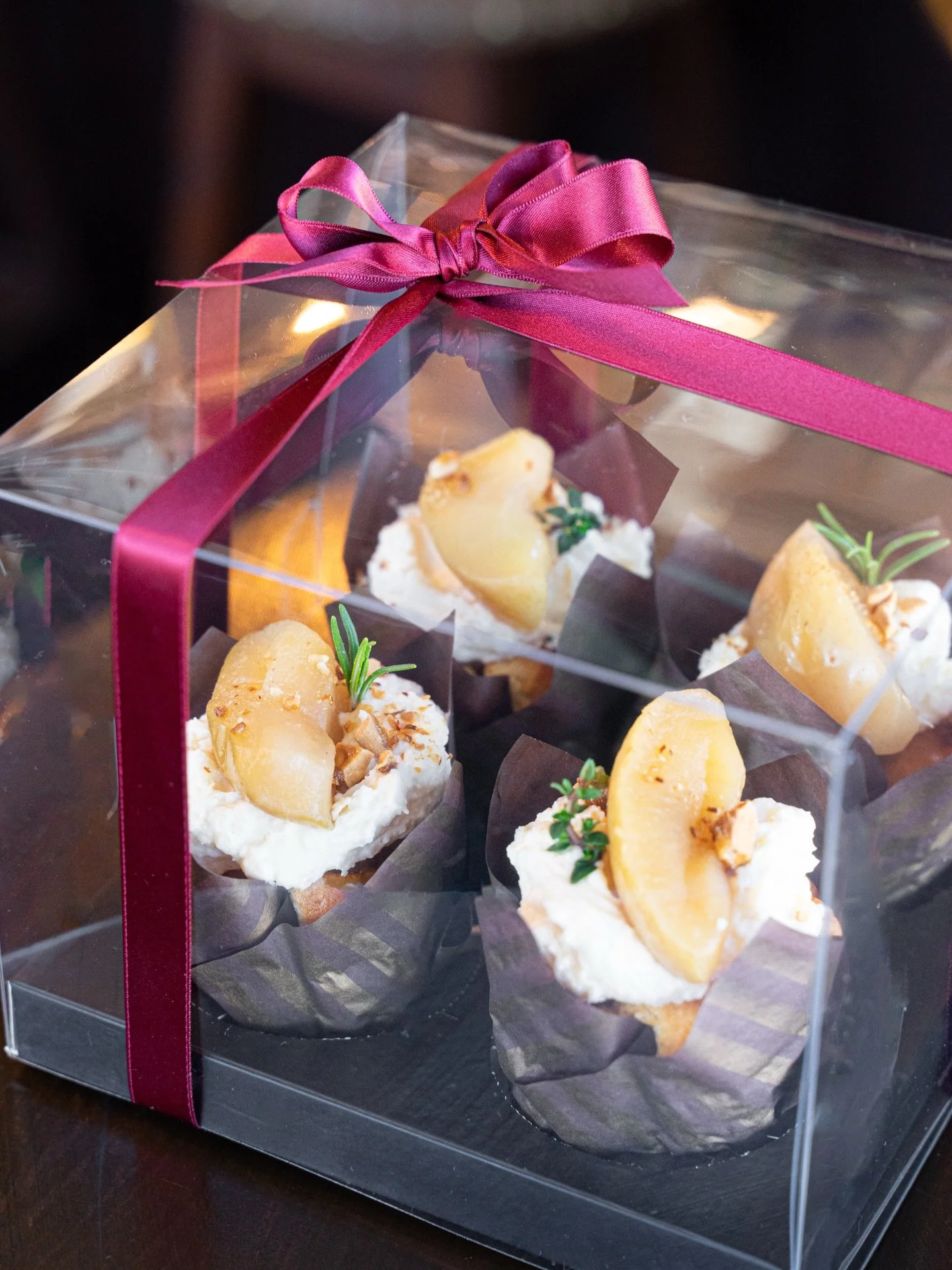 Anniversary boxのご紹介🎁

「感謝」を季節のフルーツと共に贈る
Crown Cake のボックスをご用意いたしました🧁

帰り道に手ぶらで帰るのが、何だか少しだけ寂しいとき
家族へ、パートナーへ、自分にも
「いつもありがとう」とともにスイーツを贈りませんか？

Anniversary Box 4個入り／&yen;2,800円（テイクアウト）
【季節のフルーツにて、ご用意いたします】
お写真は、「りんご（サンふじ）です。

※当日のご用意には限りがございます。
確実にご希望の方