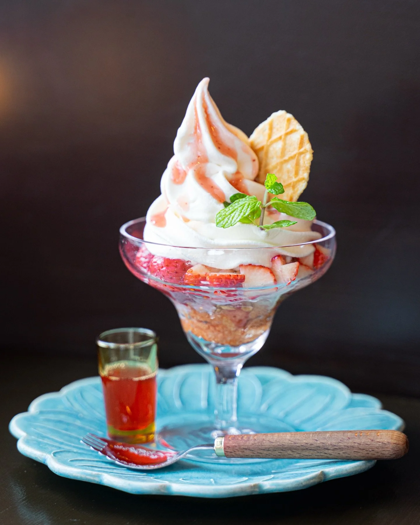 数量限定メニュー🍓

いちごパフェ、ご用意しました🍓
いちごのコンポート、生いちご、いちごジャム、いちごソース
様々に変化したいちごを楽しめるパフェです。

それぞれの味を楽しむのも良し、ひとすくいでいろんな味を楽しむのも良し。
生のいちごよりも、意外と加熱して柔らかく優しくなったコンポートやジャムの方が、ソフトとマッチングする気がします。
たっぷりの生ソフトと、ぜひ一緒にお召し上がりください🍦

食べ進めていくと、ソフトがジュワッと染み込んだミニパンケーキが出てきますよ🥞

Limit