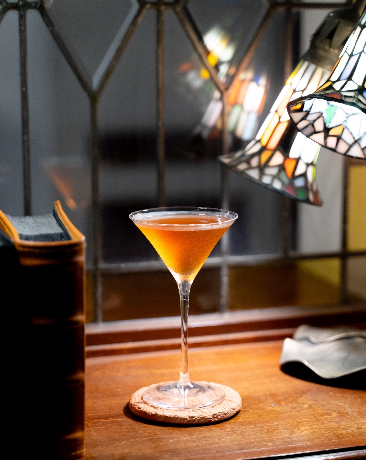 BAR三笠　signature cocktail
カルティーニ

カクテルの王様マティーニをローズのジンで仕上げました🌹
甘味と華やかさのあるカクテルで、女性のお客様にも人気があります。

BAR Mikasa Signature Cocktail
Cartini

We&rsquo;ve finished the king of cocktails, the Martini, with rose gin. 🌹
A sweet and elegant cocktail, popular wi