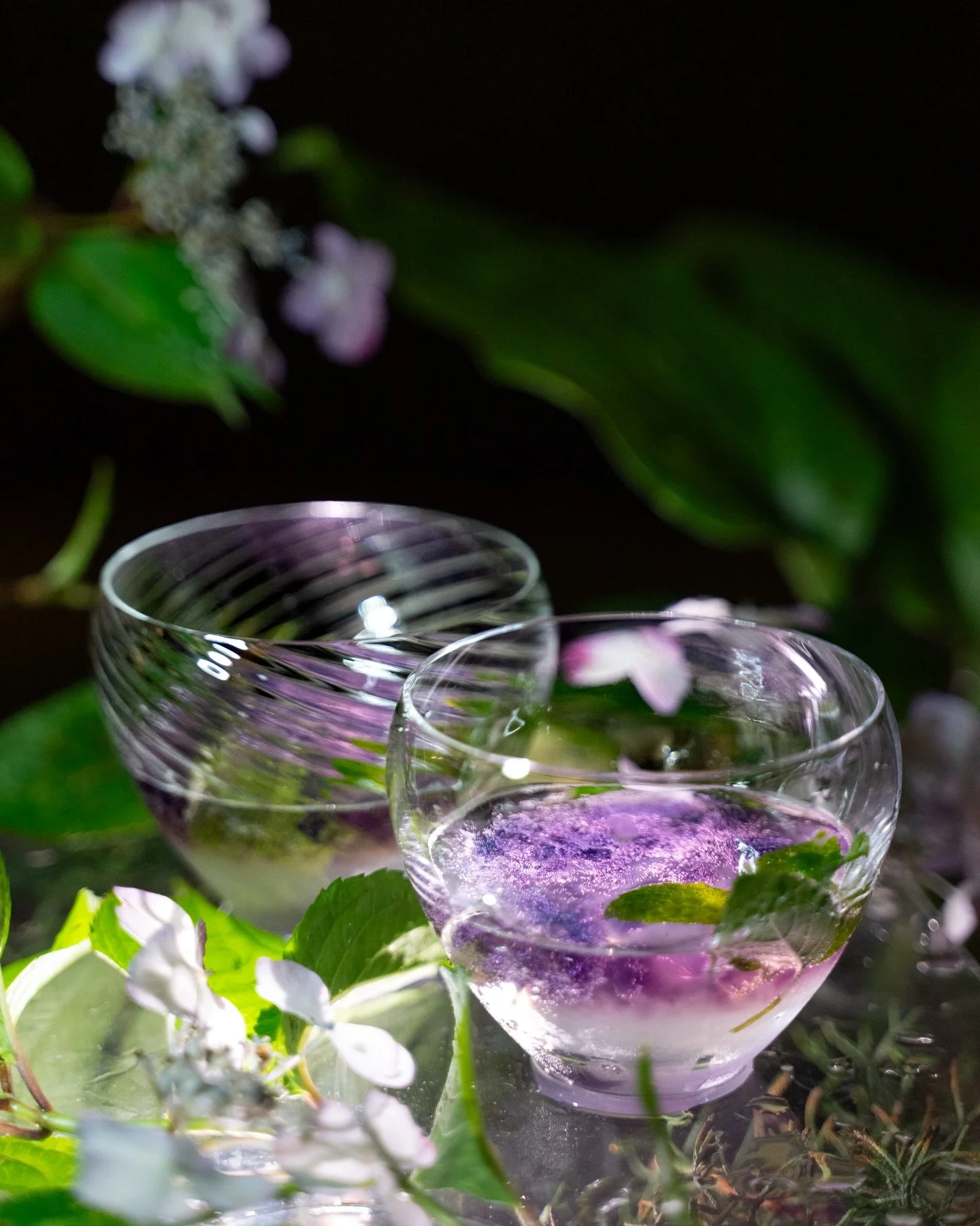 BAR三笠　Anniversary plan original cocktail
bartender @sayakasanteam 

雨に濡れてより美しく咲く紫陽花
これから先、雨が降るたびに「あの日を思い出すね」と笑い合えるような、お二人だけの祝福の象徴となりますように

カクテル名
雨祝(あまいわい)

BAR Mikasa Anniversary Plan Original Cocktail 
Bartender @sayakasanteam

Hydrangeas bloom even
