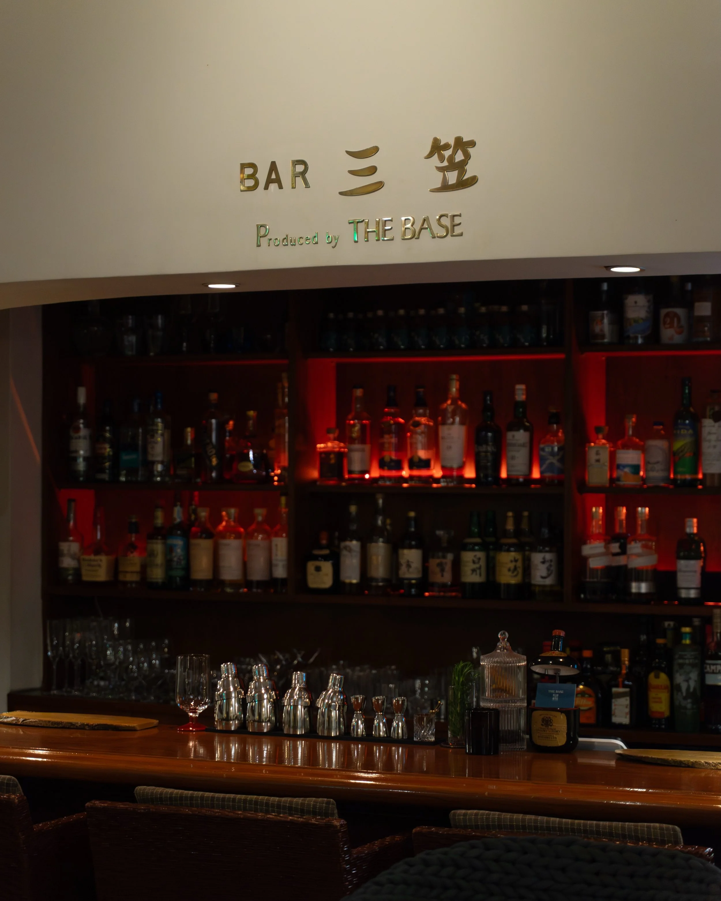 BAR三笠について

軽井沢旅行の夜に、記念日のお祝いに、少しだけ1人でゆったりと過ごしたい日に
旧軽井沢ホテル音羽ノ森ロビーに、夜だけ灯る灯り。

BAR三笠

レストランの賑やかな様子や、チェックインでワクワクとした声が聞こえる、ロビーで
カクテルやウィスキーをゆったりとお楽しみいただけます。

夏場は、定休日無しで毎日営業いたします。
ご宿泊の方も、ご宿泊以外の方も皆様お待ちしております。

BAR三笠Open 19:00-23:00

About BAR Mikasa

Whether 