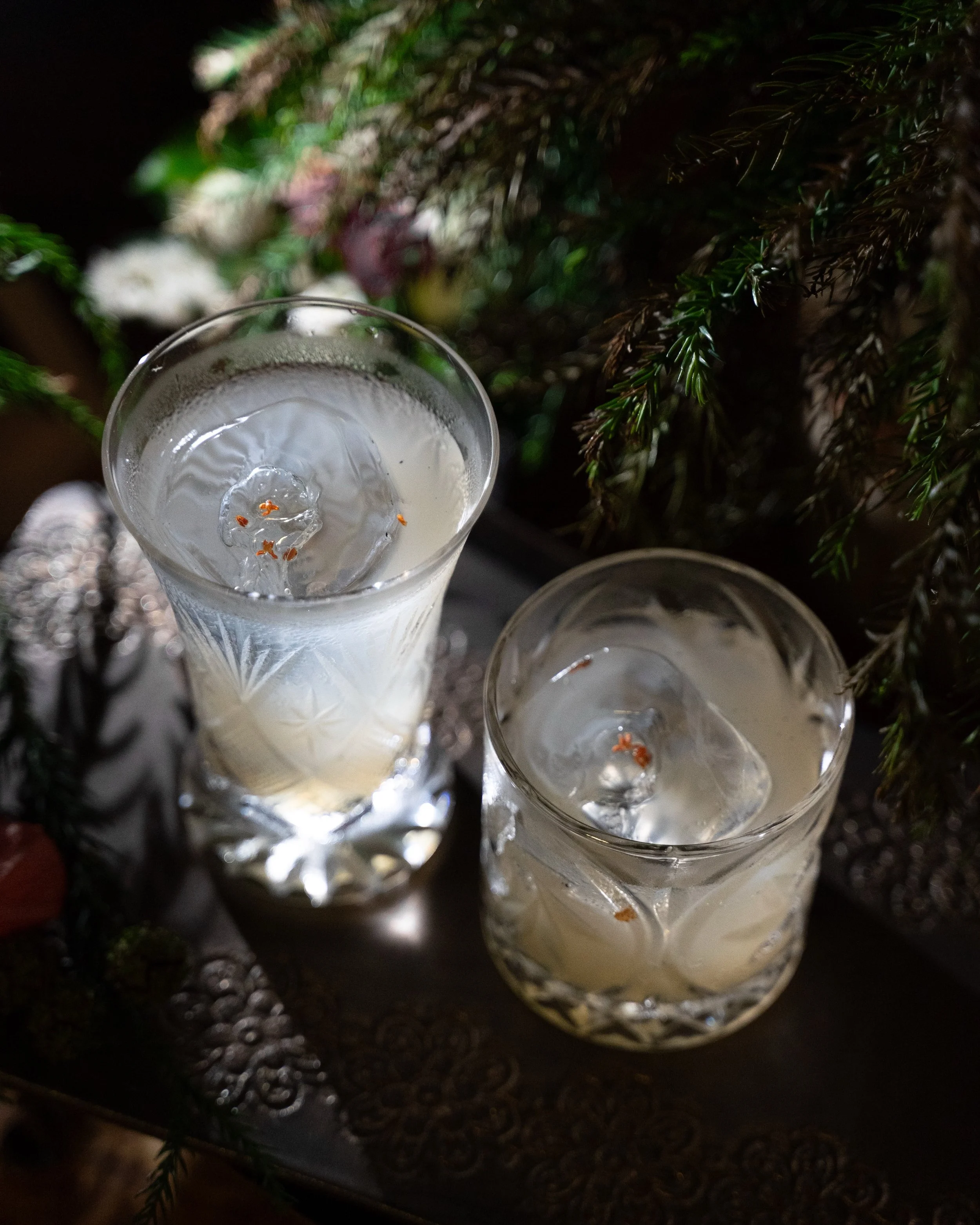 BAR三笠 Anniversary plan original cocktail
bartender 川口

バイクでツーリングが、共通の趣味のお二人。
「明日も2人で走りに行くんです」
そんなお話をしていただきました。

今回のカクテルは
反対方向のバイカーに向けて、すれ違う瞬間に交わす挨拶から名付けました、
名前は「ヤエー」

このカクテルや、お二人との出会いのこと瞬間をまた思い出して欲しいとの想いを込めて。

BAR Mikasa Anniversary Plan Original Coc