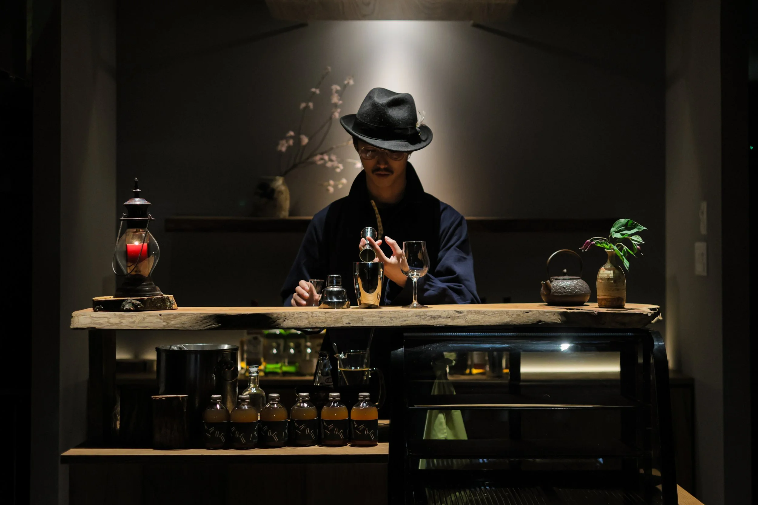 バーカウンターに立つ、ドリンクを担当したHanのポートレート