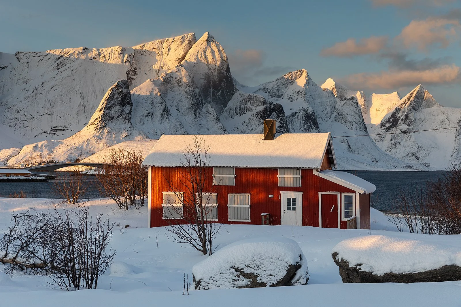 Lofoten_norway_red_cabin_reine_GJ1A8372_web.jpg