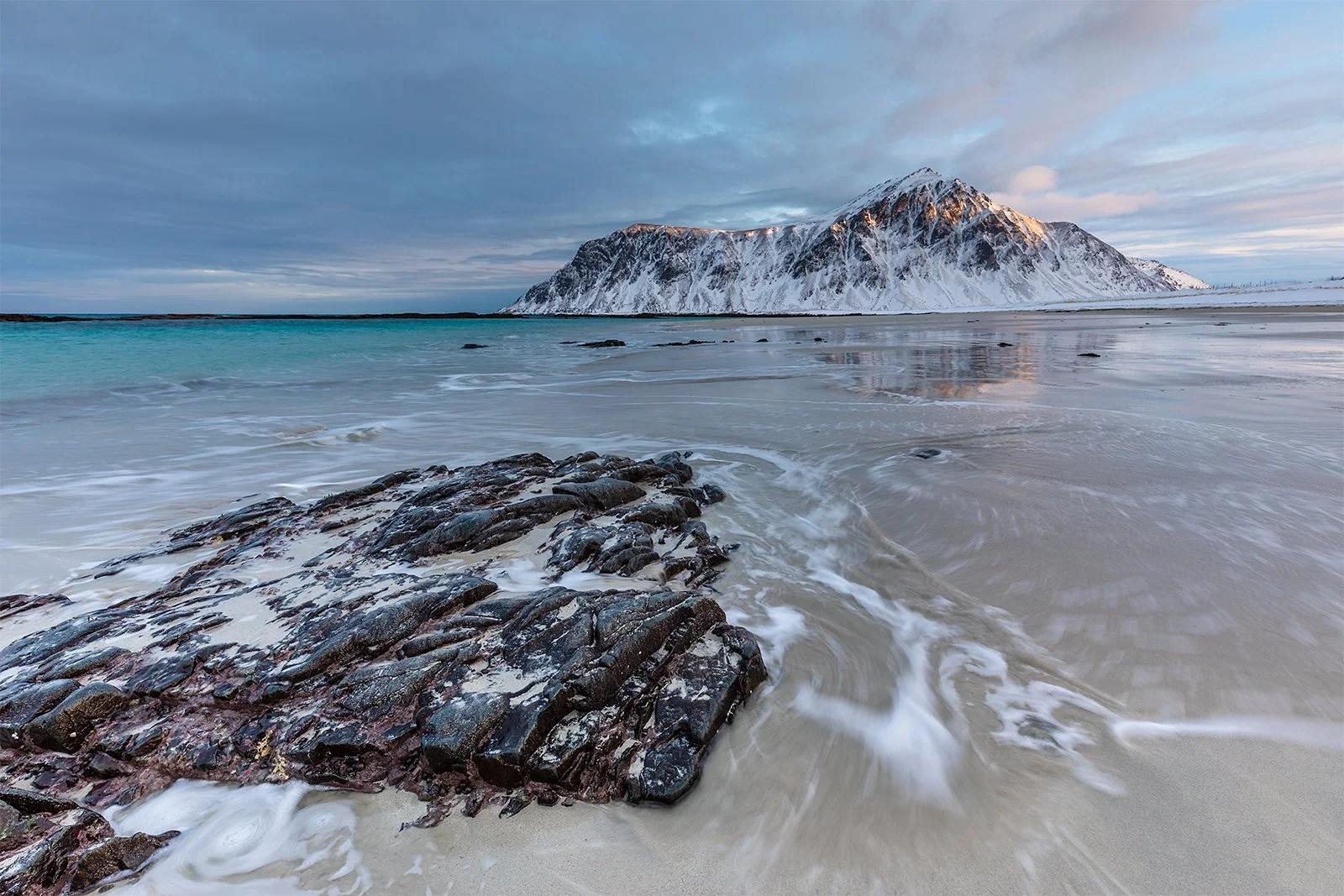 Lofoten_norway_skagesanden_beach_sunrise_snowy_mountains_GJ1A8455_web.jpg
