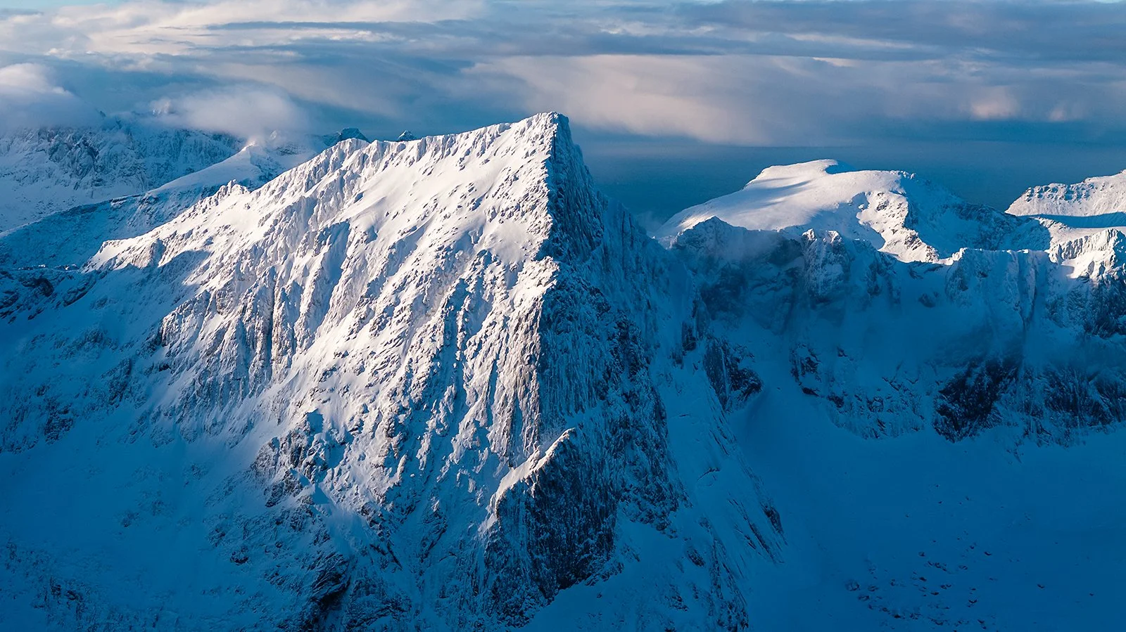 Lofoten_norway_snowy_mountains_DJI_20240216101148_0062_web.jpg