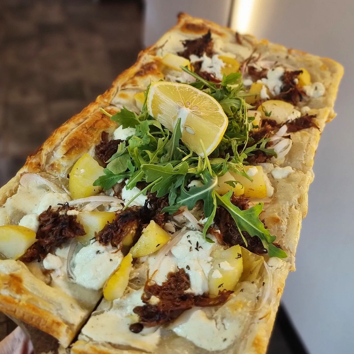 Topping of the week 🤌🏼🤤 - 'THE SOUV'

✔️ Pulled Lamb
✔️ Sliced Potato
✔️ Cr&eacute;me Fraiche
✔️ Merediths Goats Cheese
✔️ Puff Pastry Base 

= Dinner SORTED 👌🏼

#sharingiscaring