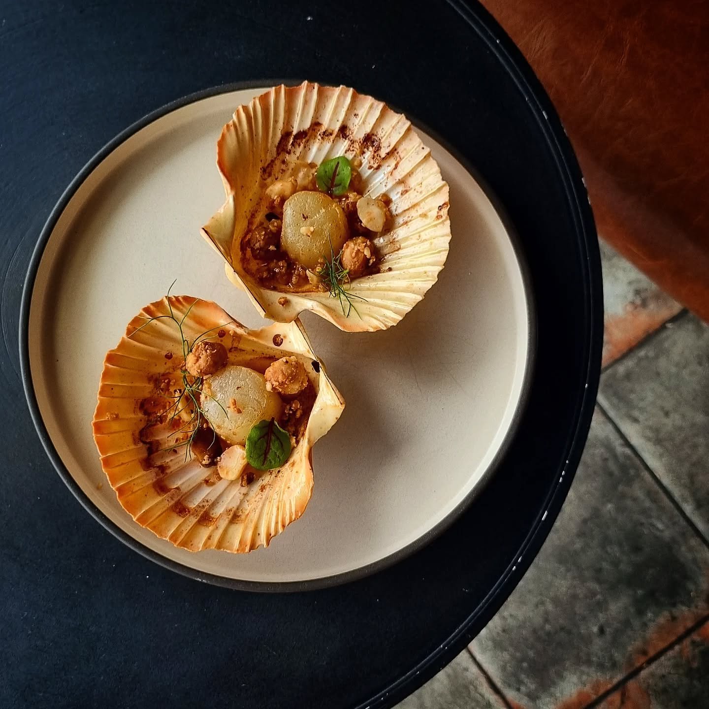 We&rsquo;re going nuts for these BAKED SCALLOPS 🤤

~Rich brown butter, macadamia crunch
~Crisp white recommended. Champagne, if you're feeling fancy 🥂