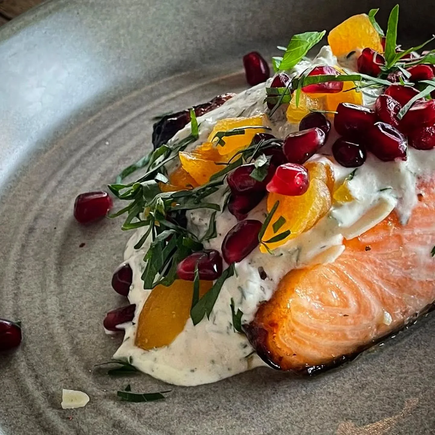 🤫 Sneak peek at our newcomer to the menu ..

.. BAKED SUMMER SALMON 🤤 - with dill sour cream, topped with a summer trail mix !!

#keepitfresh