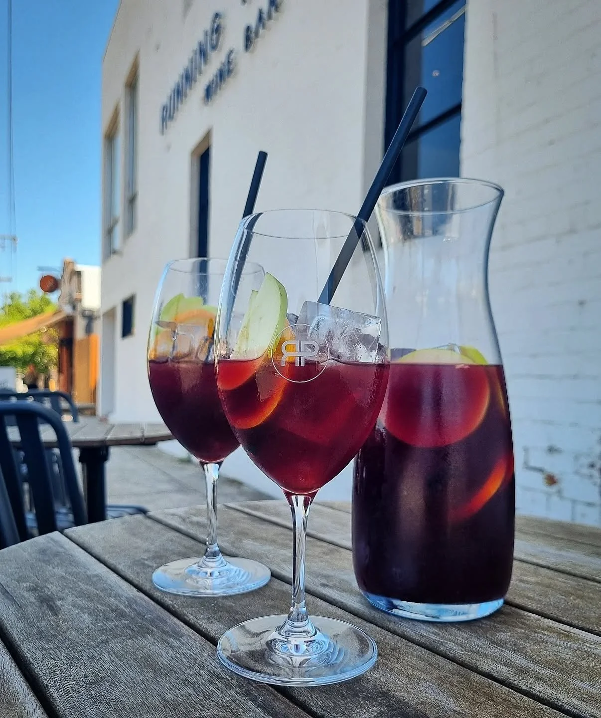 ✔️ Sunny Friday afternoon
✔️ Sangria
✔️ Happy Hour
✔️ Snacks ordered

.. Name a better setup for when you clock off !!

🍷 🍏 🍊 🥳