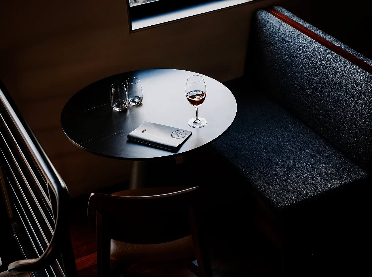 A quiet booth, a good glass of wine, and nowhere else to be. Happy Friday 🍷