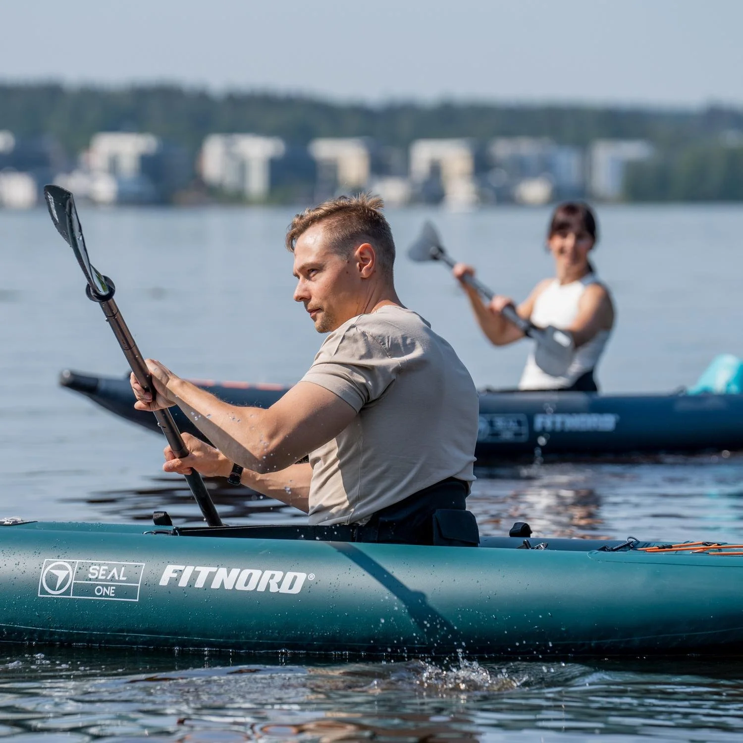 fitnord-watersports-kayak-seal-one-green-blue-summer-2023-man-and-woman-dsc0293_fullres.jpg