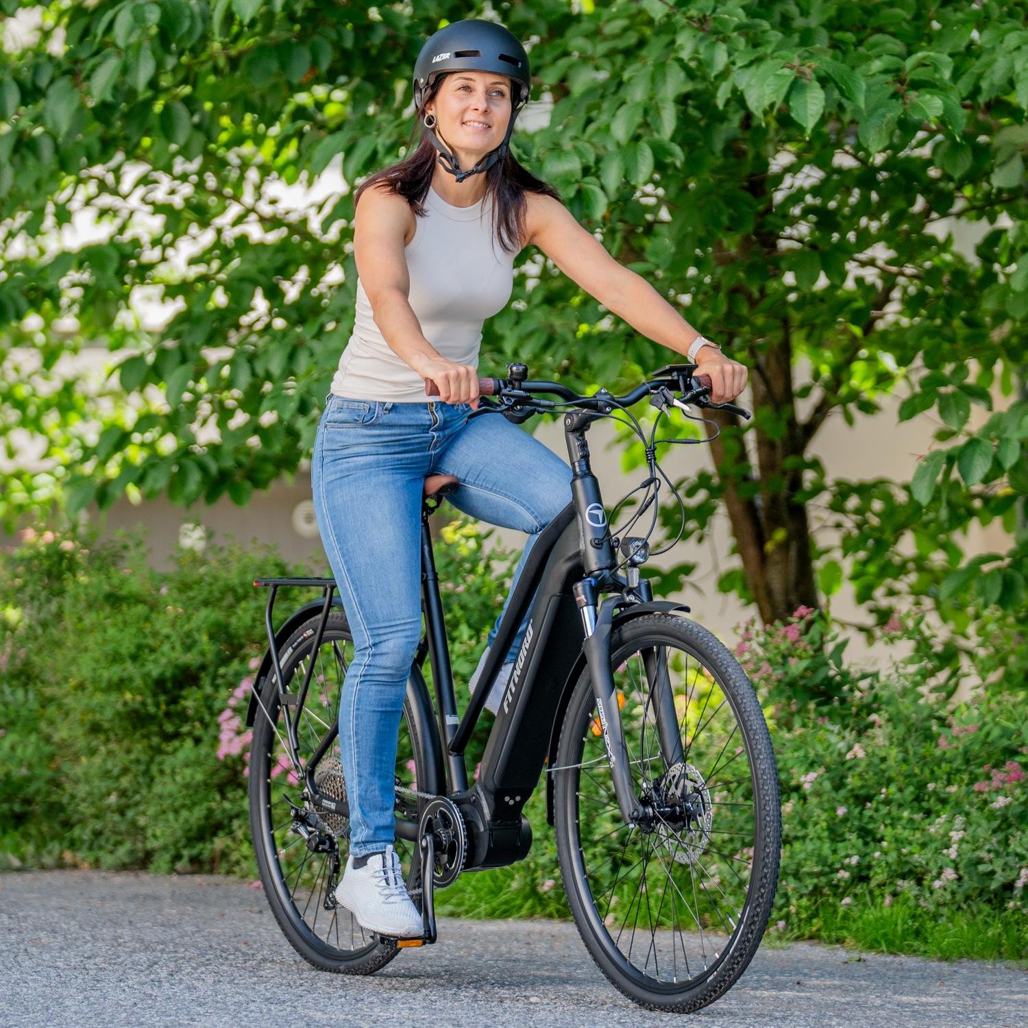fitnord-e-bike-ava-700-black-city-and-asfalt-park-woman-over-30-summer-2023-1500x1500-dsc00033_fullres.jpg