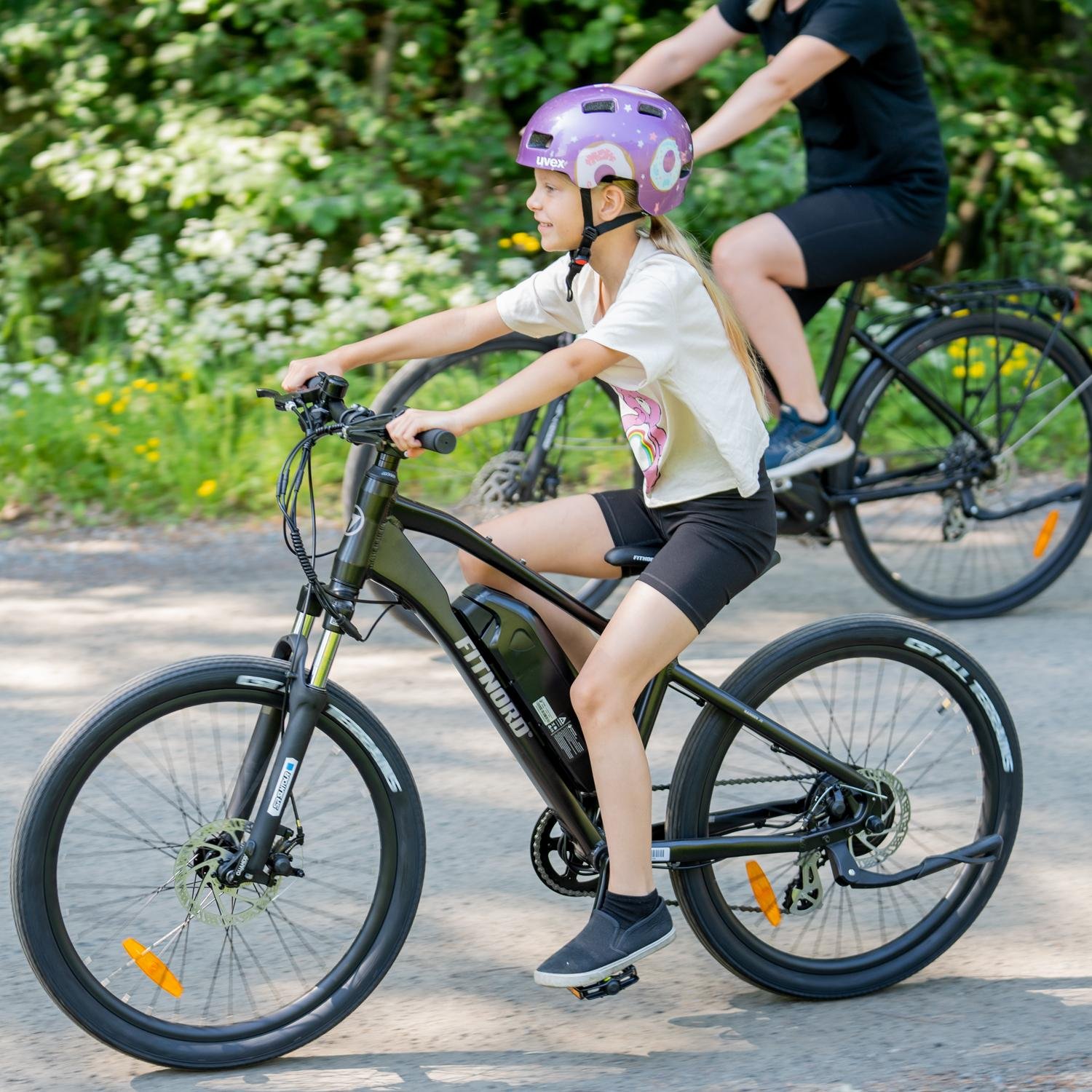 fitnord-e-bikes-ranger-jr-black-girl-with-mother-sandy-road-summer-2023-1500x1500-dsc05236_fullres.jpg
