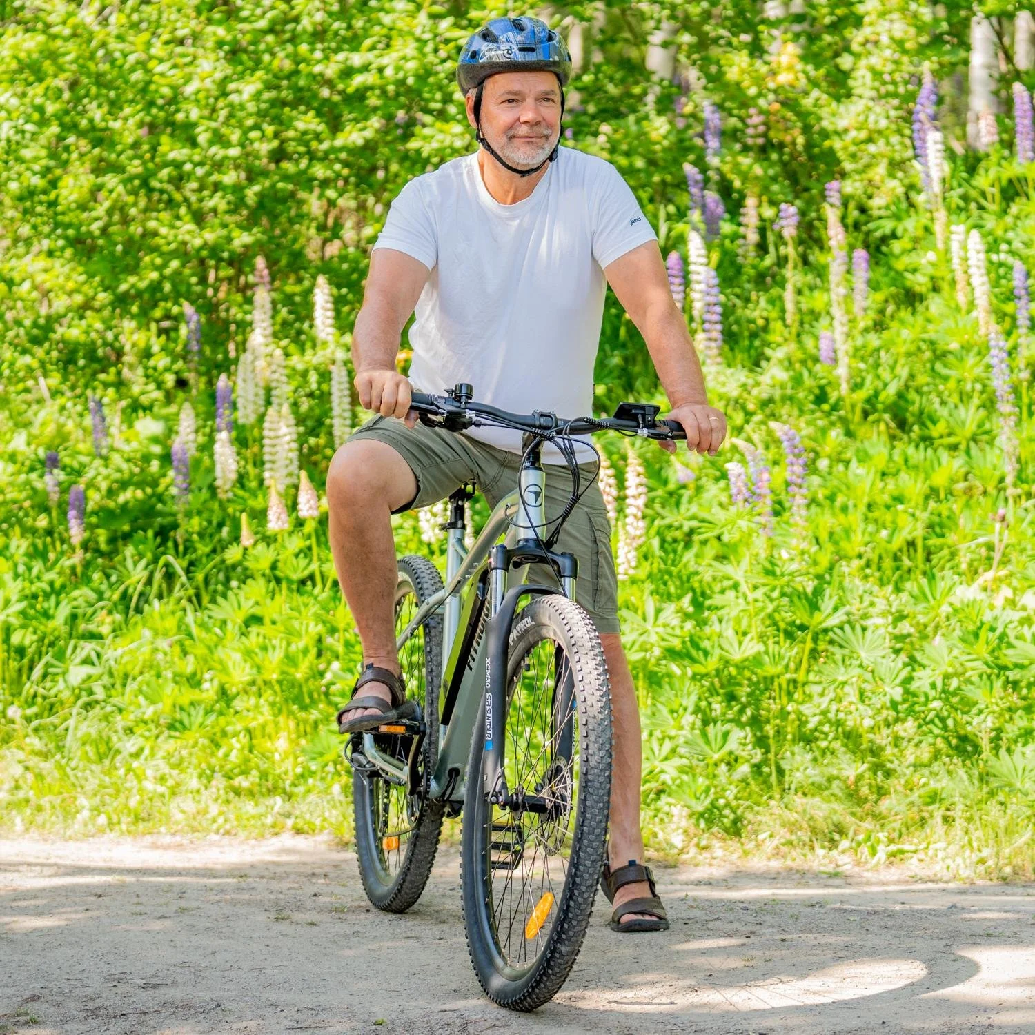 fitnord-e-bike-ranger-200-mountainbike-older-man-over-60-forest-sandy-road-summer-2023-1500x1500-dsc04153_fullres.jpg