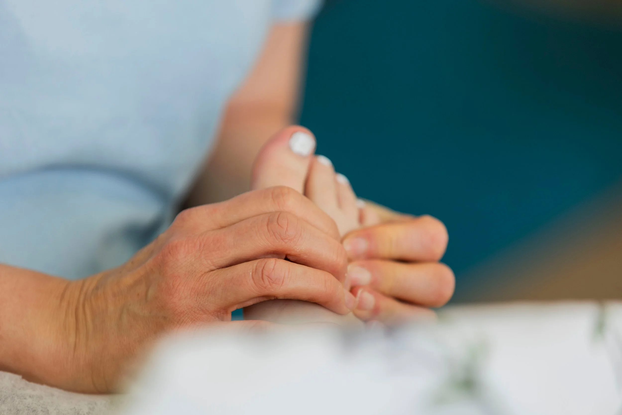 Refleksologi (vuodesta 1995), NLP Master Practitioner, Vauvojen refleksologisen hoidon ohjaaja, Fytoterapeutti, Metsämieli-ohjaaja, Hoitava Hengitys HB-ohjaaja, refleksologian kouluttaja. Haluatko apua hyvinvointisi edistämisessä?