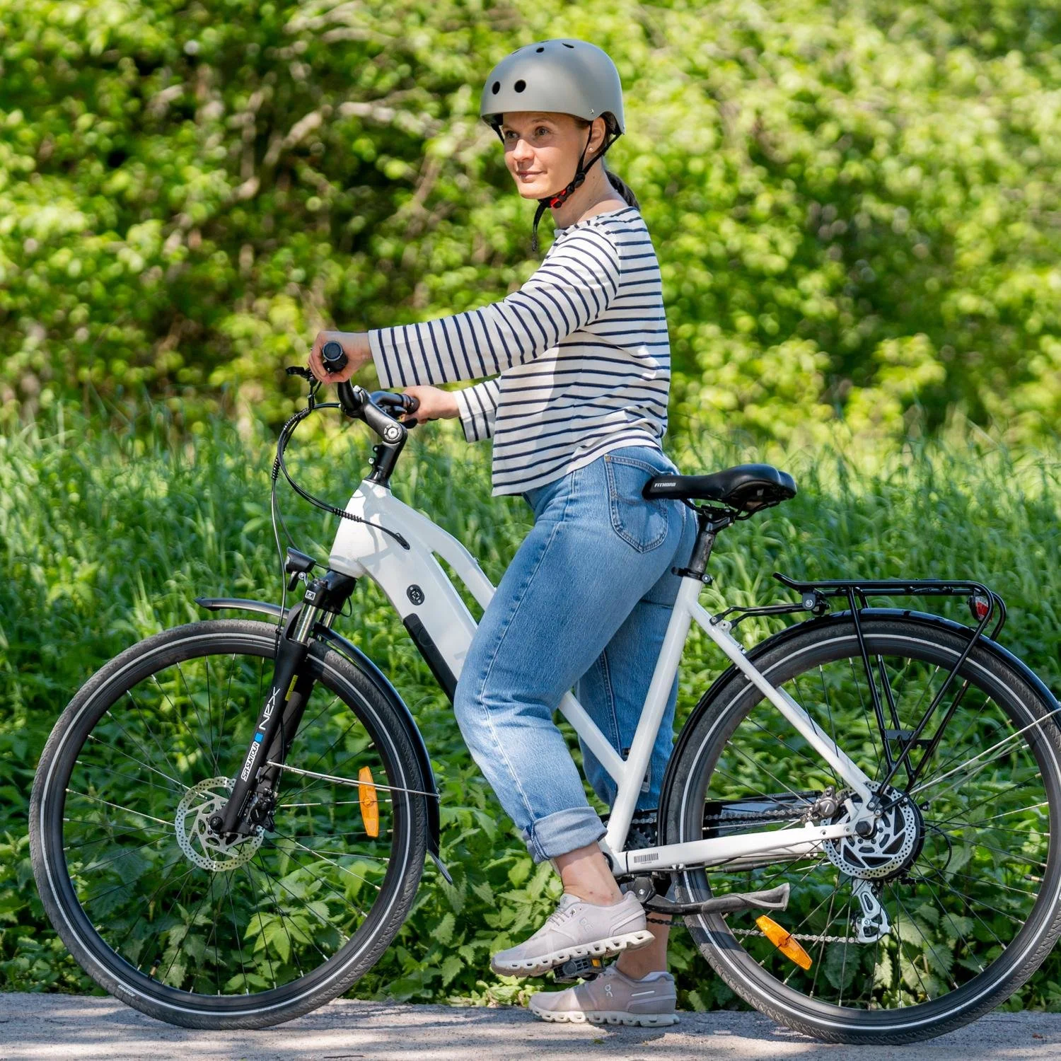 fitnord-e-bikes-ava-300-white-woman-over-30-sandy-road-summer-2023-1500x1500-dsc06462_fullres.jpg