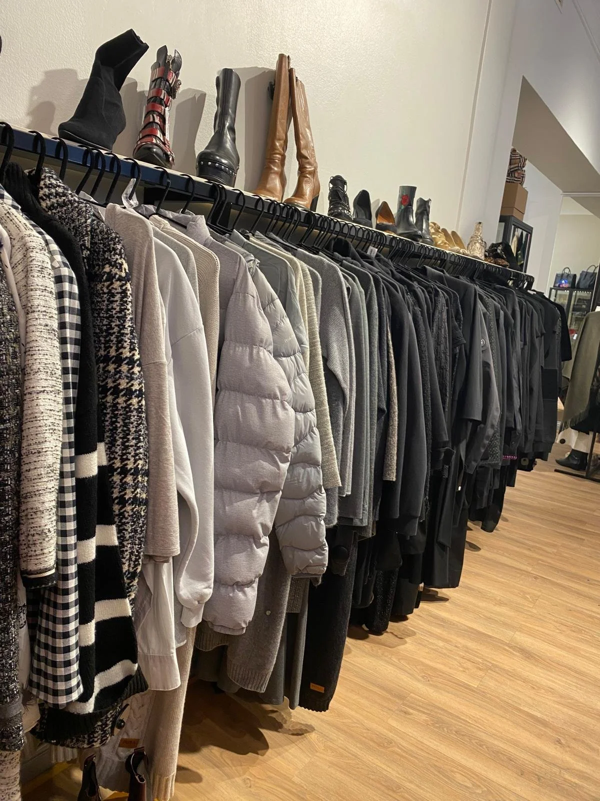 Sesongin mukaan järjestetty vaate-esillepano Oldie Tampereella