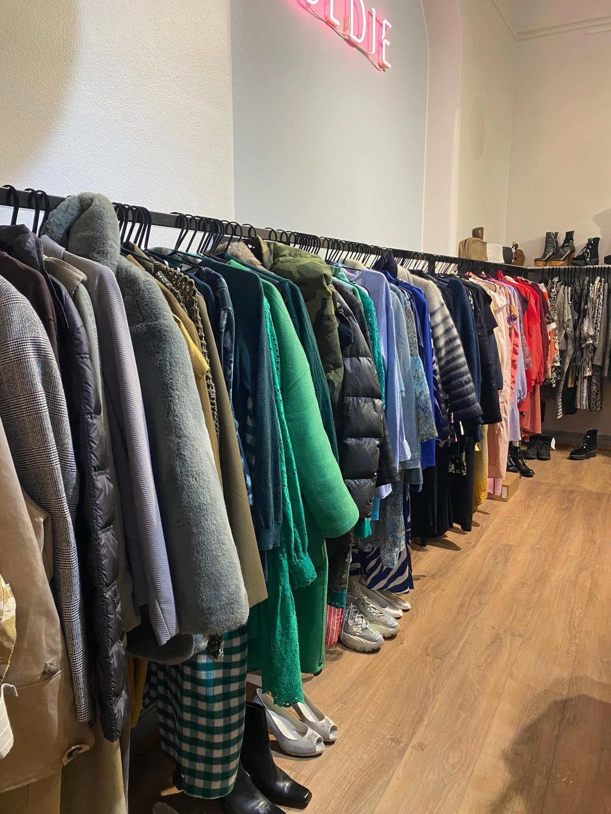 Värikkäitä second hand -vaatteita Oldie Tampereen vaaterekissä