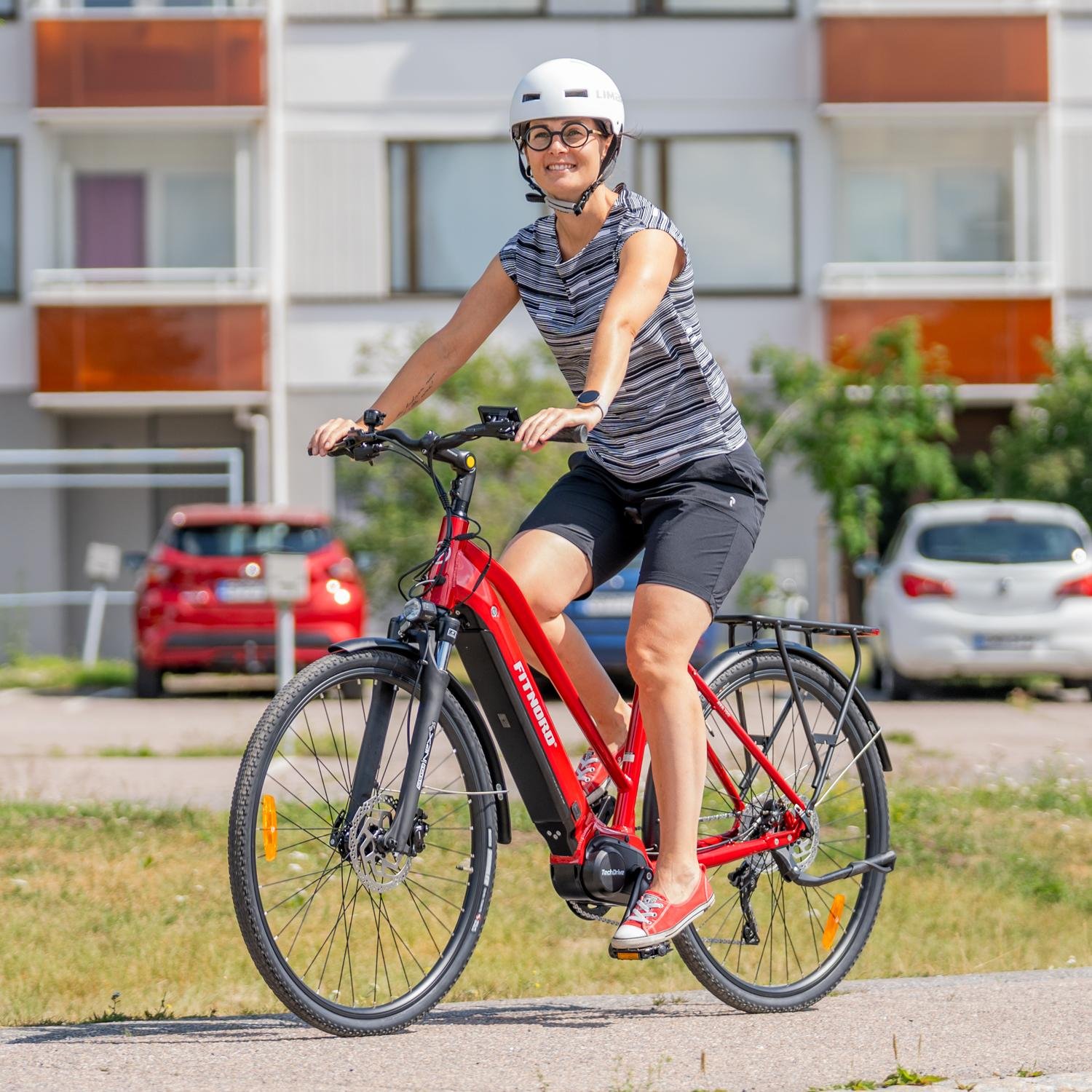 fitnord-e-bike-ava-700-red-city-and-asfalt-park-woman-over-30-summer-2023-1500x1500-dsc0085_fullres.jpg