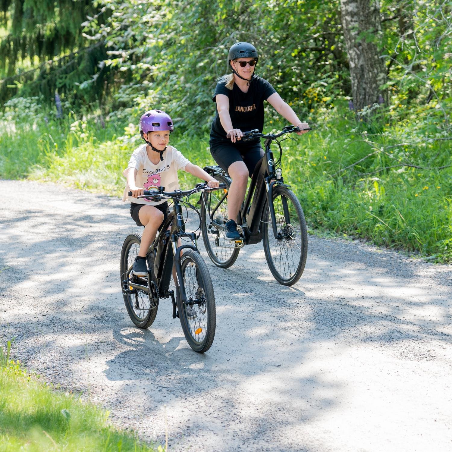 fitnord-e-bikes-ranger-jr-black-girl-with-mother-sandy-road-summer-2023-1500x1500-dsc05305_fullres.jpg