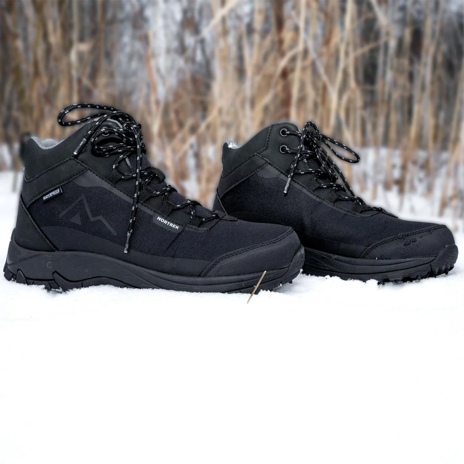 nortrek-spike-studded-shoes-lifestyle-photo-winter-2023-03_fullres.jpg