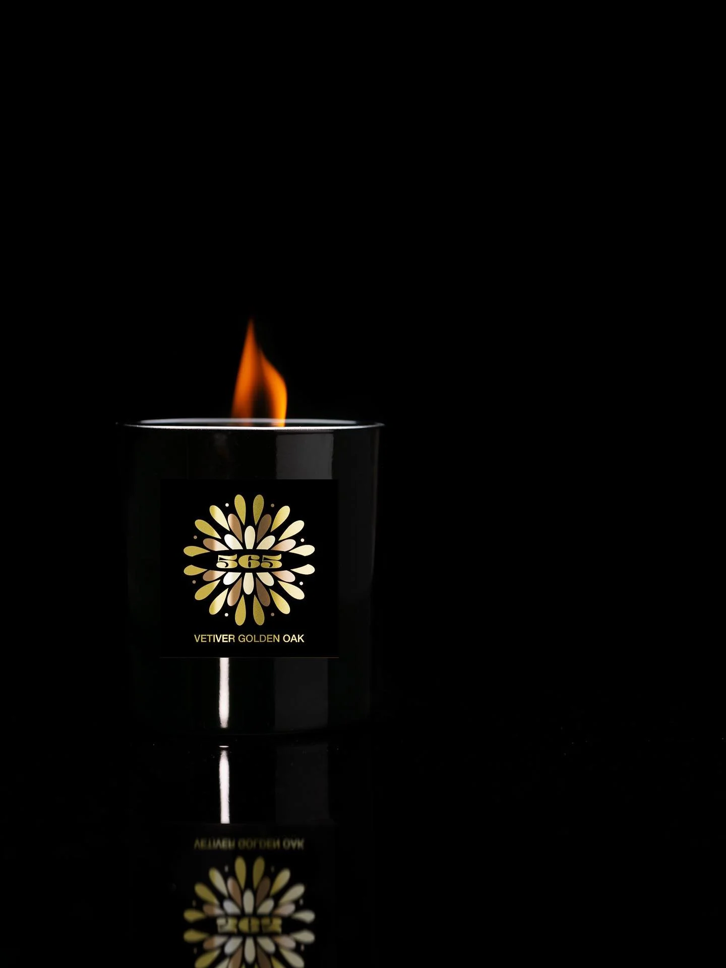 Introducing our 565 candle. A beautifully crafted sensory experience that captures the essence of our Chestnut Street location in Winnetka. Set a mood with its elevated elegance and grounded coziness. The earthy, smoky depth of vetiver pairs exquisit