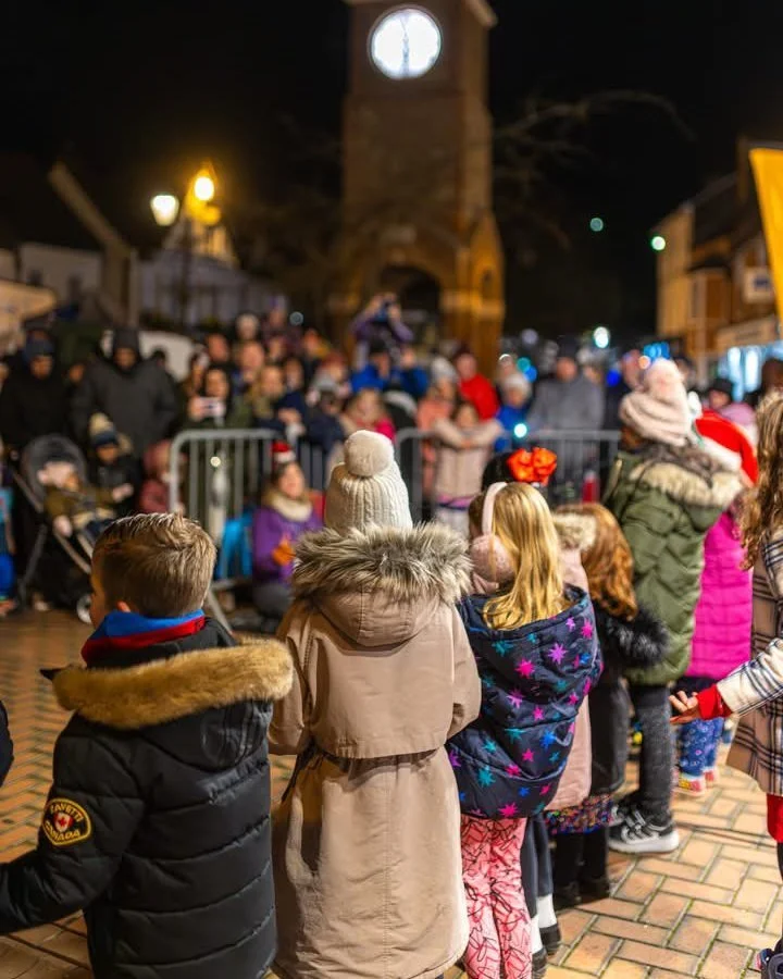 A festive throwback to Christmas in Chesham 🎅✨

Our transition project with Brushwood School was a wonderful part of our outreach work this year. The pupils joined us at Christmas in Chesham to share their fantastic singing and signing with the whol