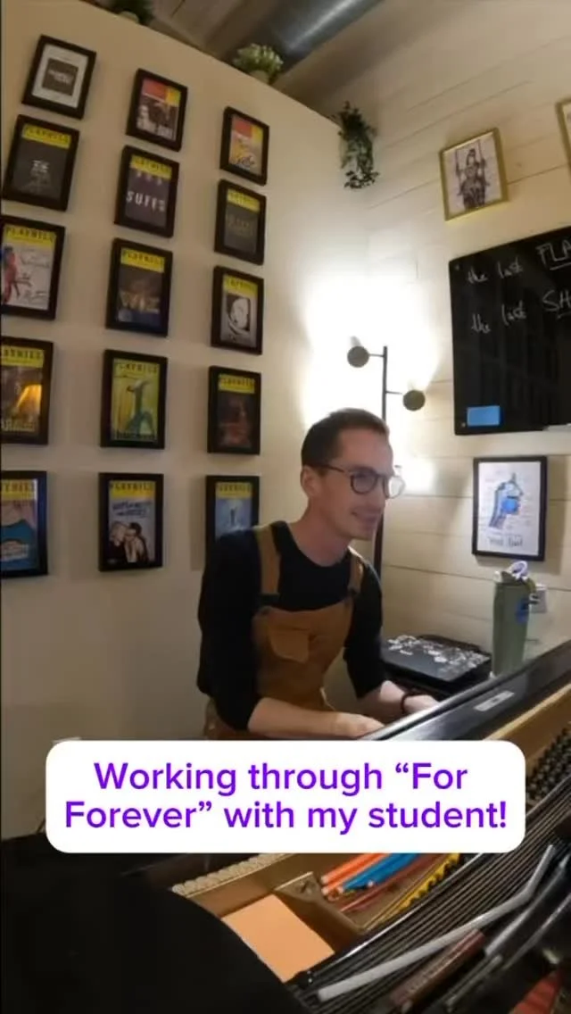 Highlighting this high school student’s transformation! 🤗He has been working hard to unlock his second passage and find ease in the upper part of his voice by bringing more head voice into the mixture. ✨Students, never stop working hard! It pa