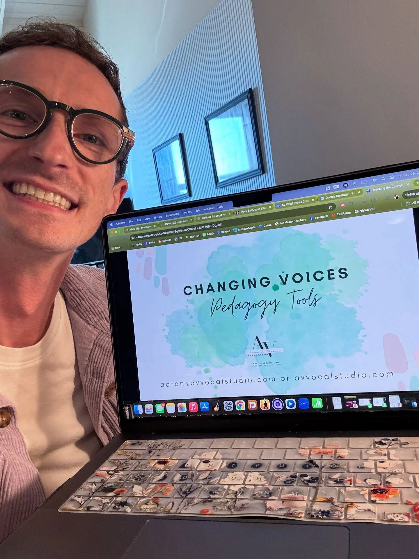 A big THANK YOU to Dr. Annie Barry and the Lake Forest College music education majors for hosting me to talk about the pedagogy of changing voices! 🎶 We learned about adolescent voice changes, Trans voices, perimenopause, menopause, and more. Then (