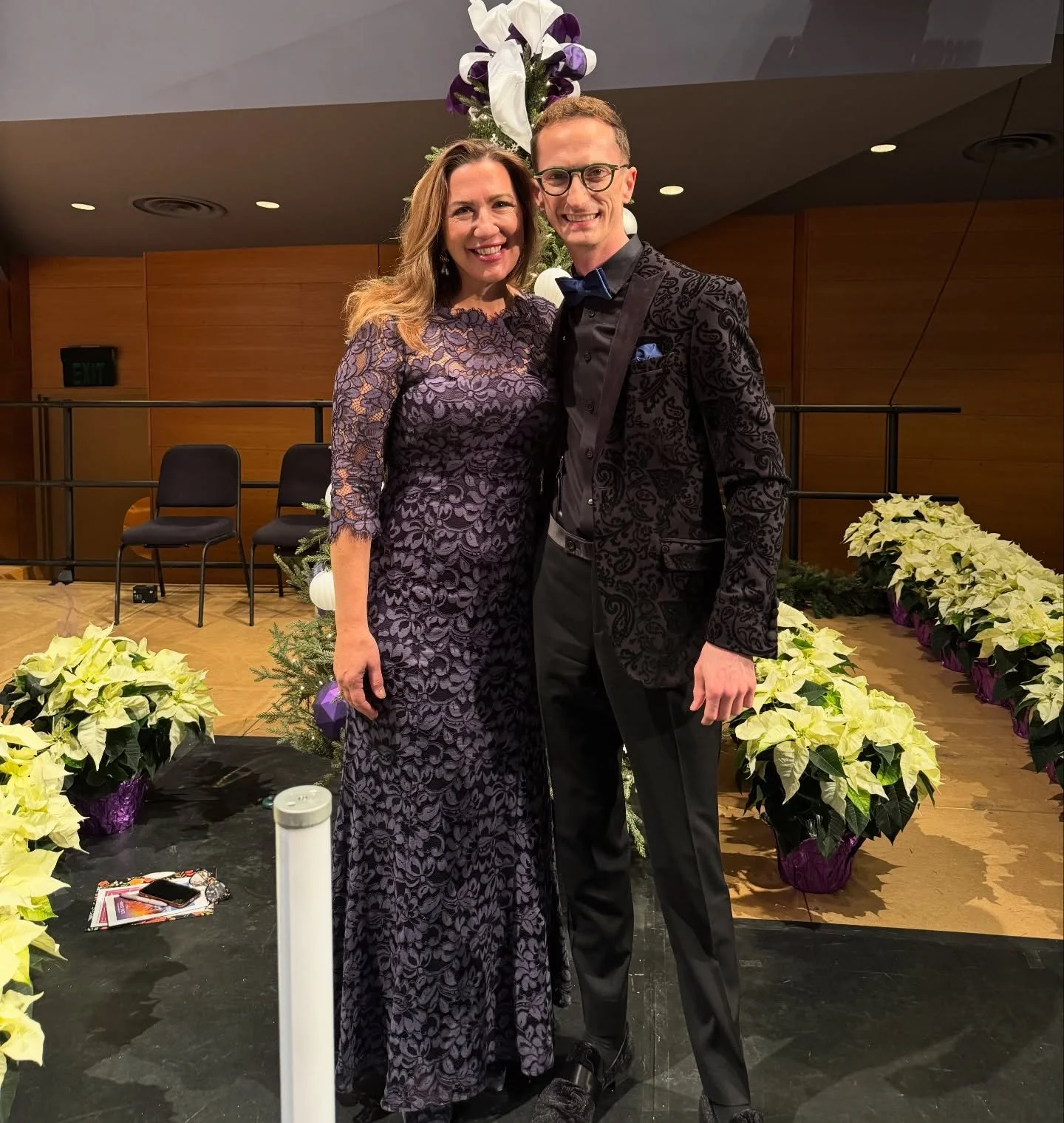 I LOVE this concert every year! 🥰🎄The joy of these singers, the incredible colleagues and friends (who can GLAM UP), and such a beautiful hall! I am beyond grateful to work with @ammitchell1031 and Donne Unite! 💕 She is not only a cherished friend