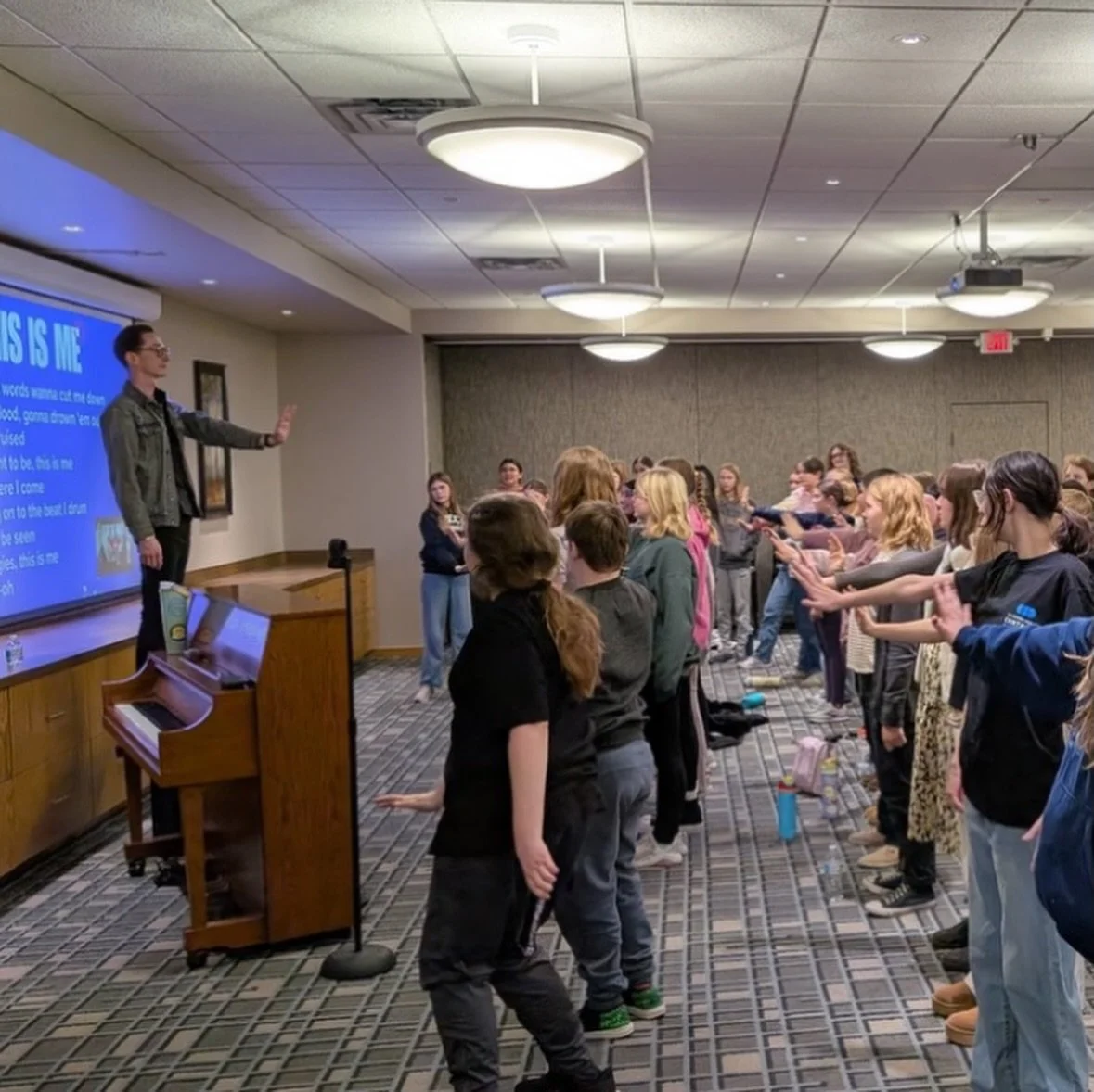 These middle schoolers can riff their faces off now! 🔥 Thank you so much to @angelicachoirs for hosting me for a pop music/riffing workshop! What a blast hearing so many AMAZING middle schoolers use solf&egrave;ge to plan riffs and unlock vocal styl