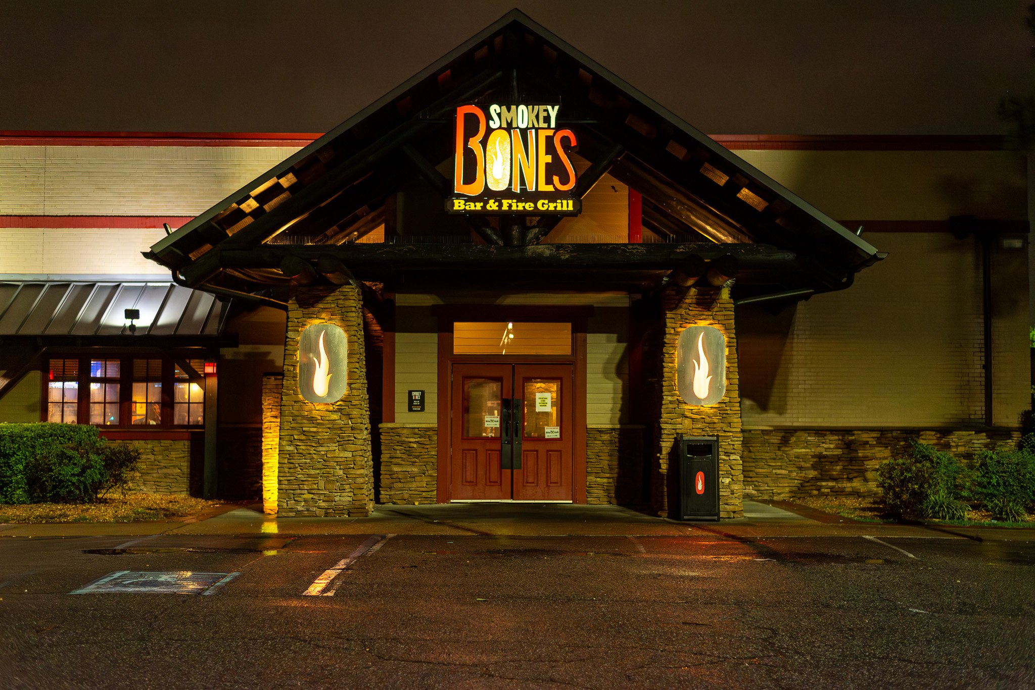 Illuminating the Ambiance: Virginia Beach Photography at Smokey Bones Restaurant