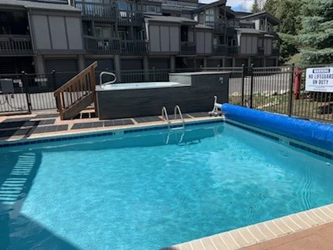 Heated indoor/outdoor pool + indoor hot tub + outdoor hot tub in Clubhouse (shared)