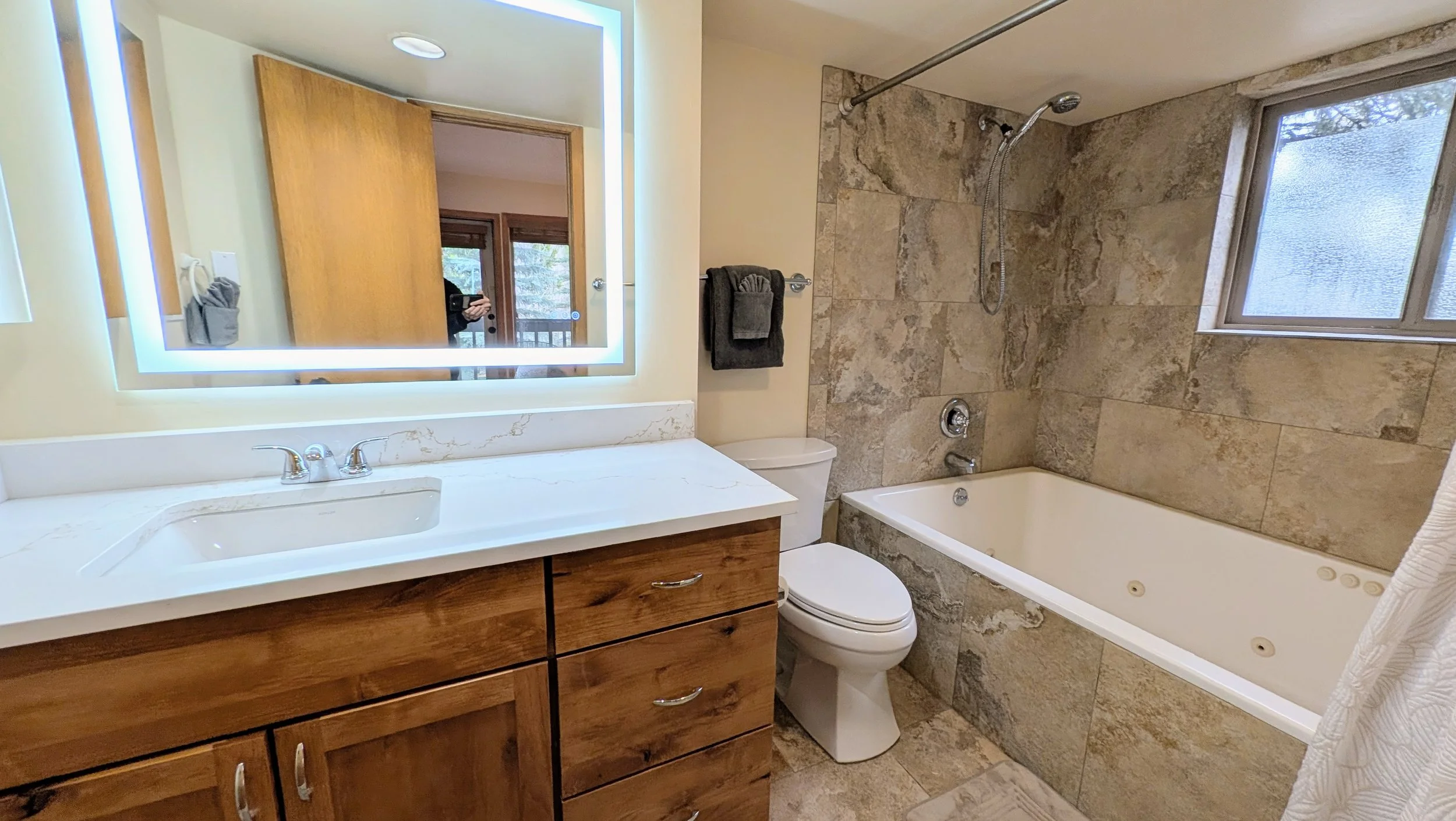 Primary Bathroom (en suite)