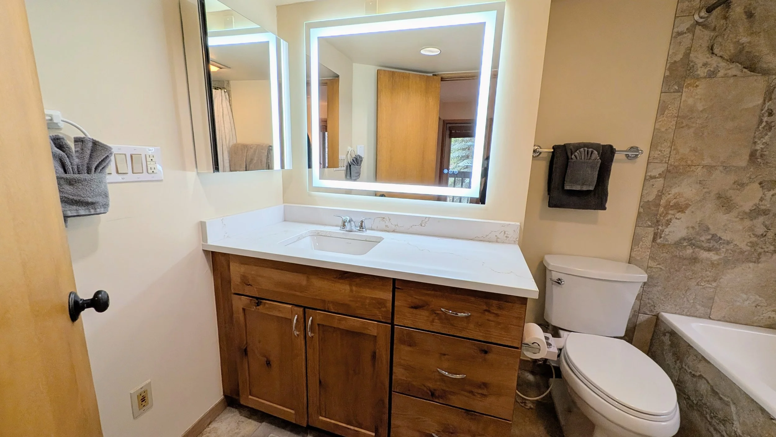 Primary Bathroom (en suite)