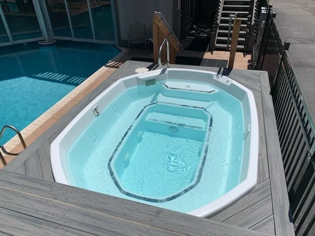 Community heated indoor/outdoor pool & hot tub