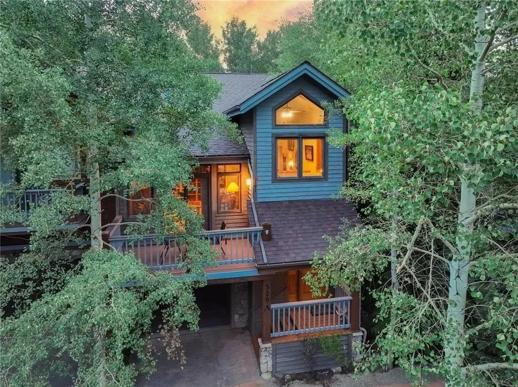Home tucked in the aspens