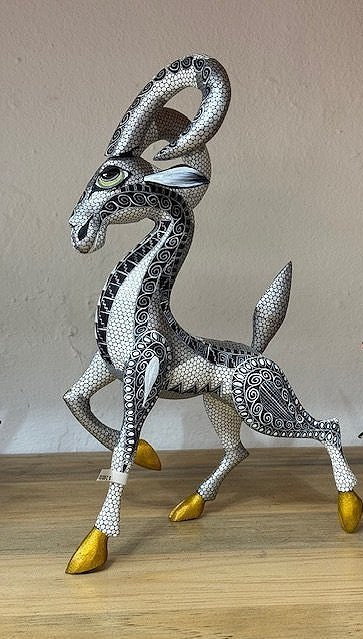 Silver%252BMountain%252BGoat%252B1%252B12in%252Bx%252B3.25in%252Bx%252B7in%252B2600mx%252BAlfredo%252BOcotlan.jpg