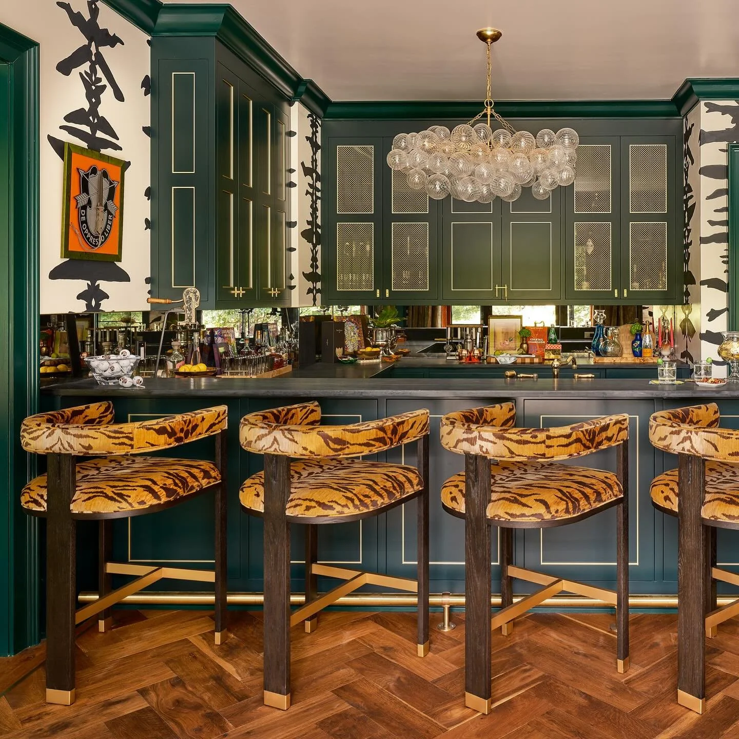 Maximalist bar… ready to serve 🍸 
Want AMI to help you love your home? Email us or use the link in profile to reach out!
. 
.
#astonmoodyinteriors #columbiascinteriordesigner #gocola #scinteriordesigner #interiordesign #decor #interiors #ho