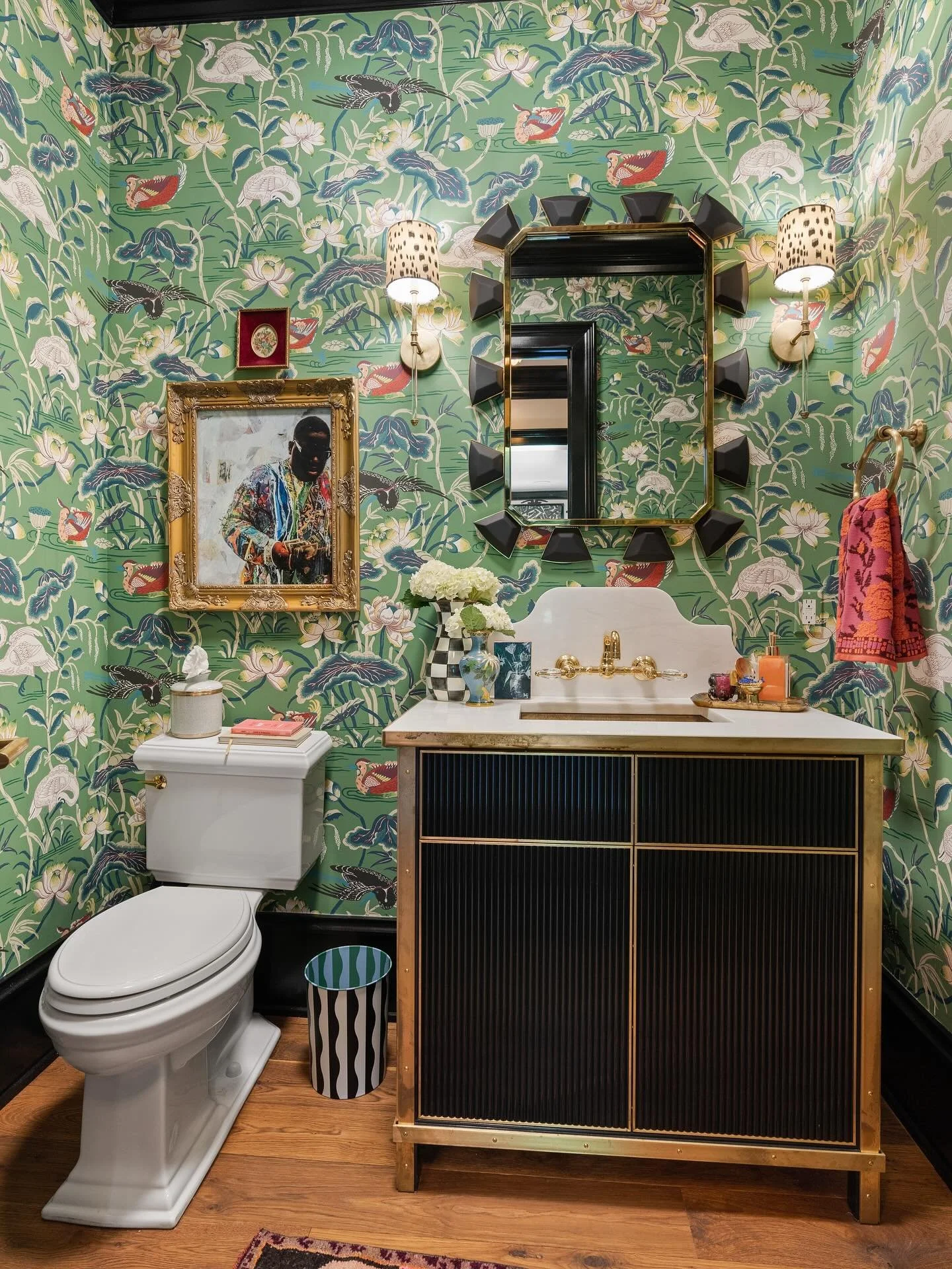 Gotta go BIG and unexpected in the small spaces!! 
Want AMI to help you love your home? Email us or use the link in profile to reach out!
. 
.
#astonmoodyinteriors #columbiascinteriordesigner #gocola #scinteriordesigner #interiordesign #decor #inte