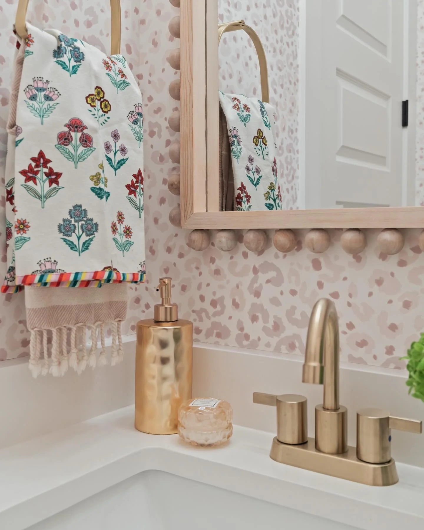 Want AMI to help you love your home? Email us or use the link in profile to reach out!
. 
.

#astonmoodyinteriors #southeastinteriordesigner #maximalistdecor #maximalistinteriors #maximalist