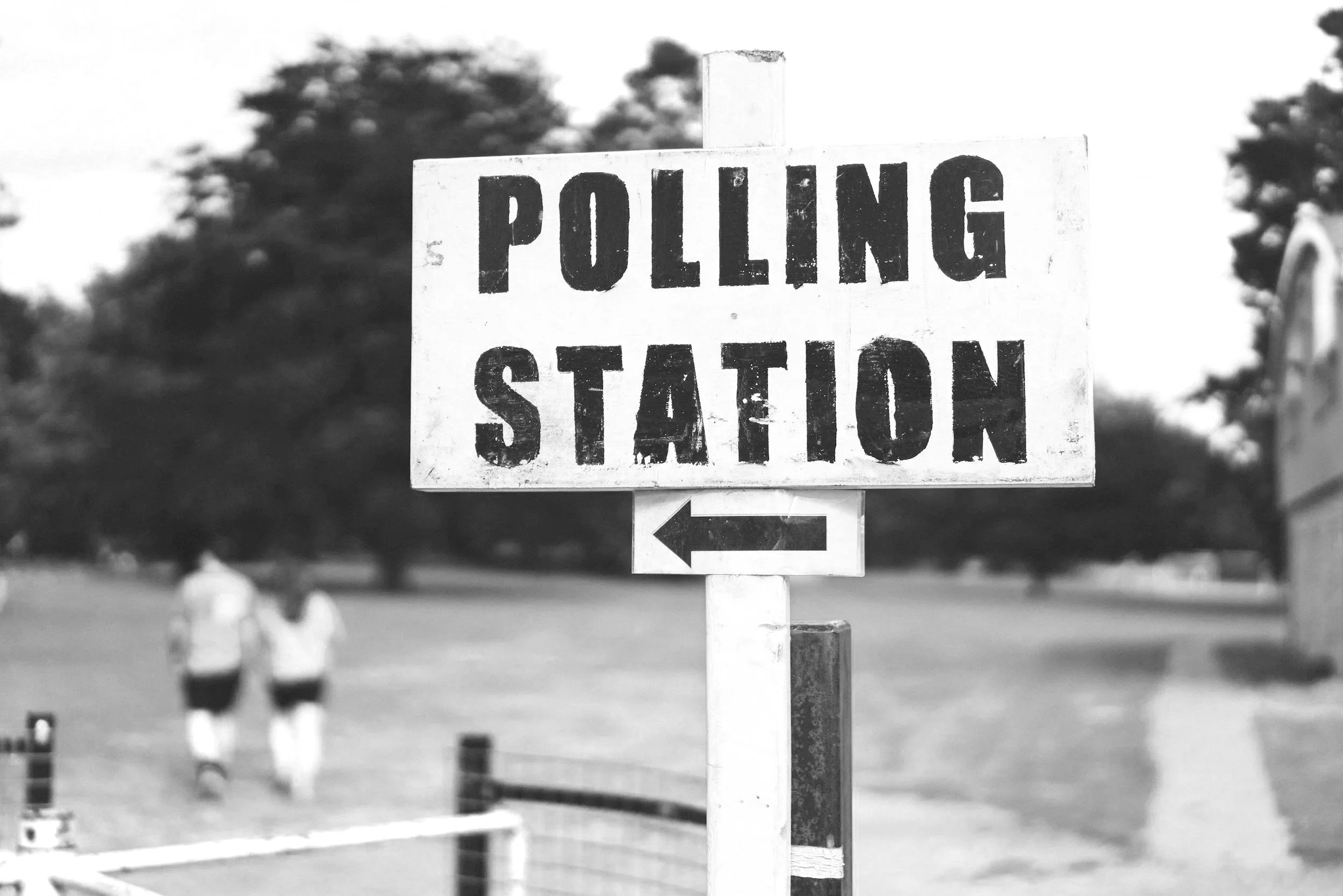 photo of 'Polling Station' sign with arrow pointing to the left on a white pole