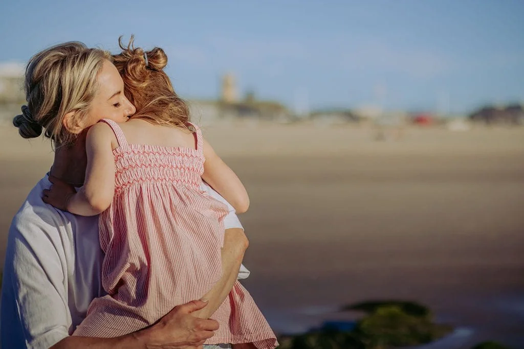 Vrouw en dochter knuffelen