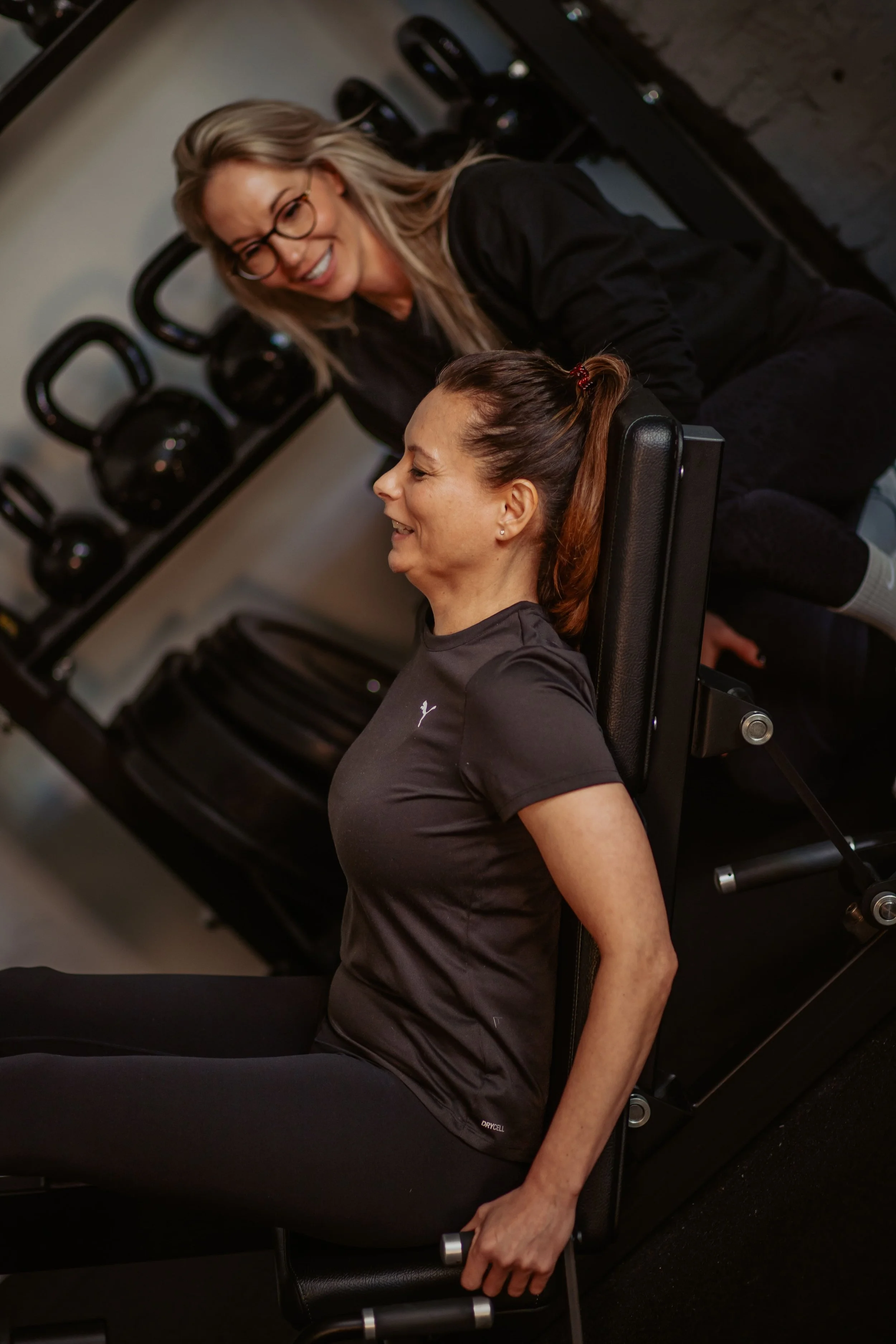 Vrouw in de overgang krijgt personal training