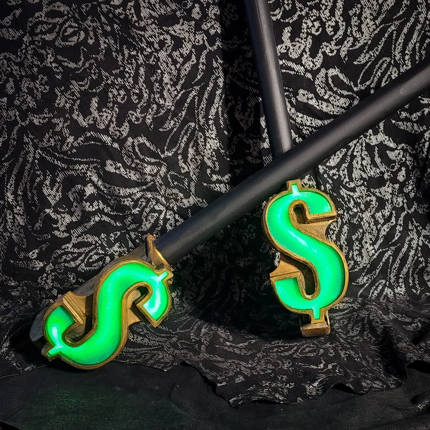 An experiment in kanoodling, these light up knucks for a Dystopia Rising player feature rechargeable lithium ion batteries in the handles, and some BRIGHT LED Noodles beneath a layer of lightly painted plastizote foam, all encased in EVA Foam to ensu