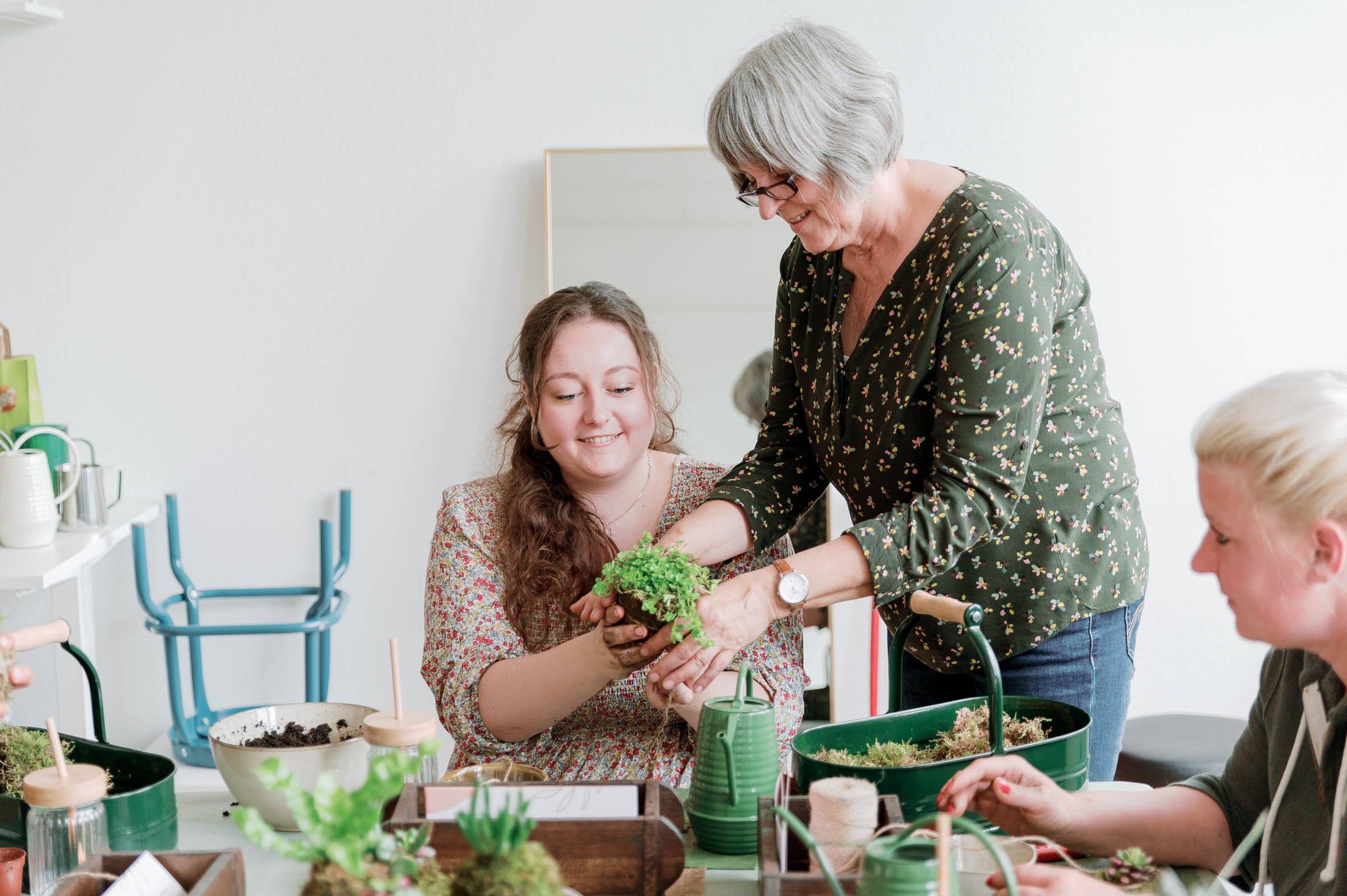 Eifel Workshop: Kokedama Workshop in der Nordeifel. Gestalte handgemachte Moosbälle und damit eine tolle nachhaltige Dekoration mit Pflanzen aus Naturmaterialien.